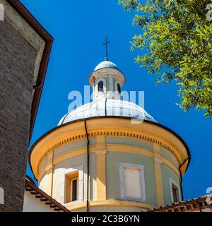 Die Kuppel der Kathedrale der Stadt Amelia, in Umbrien. Das Kruzifix auf der Oberseite. Die römisch-gotische Kirche von Sant'Agostino. Stockfoto