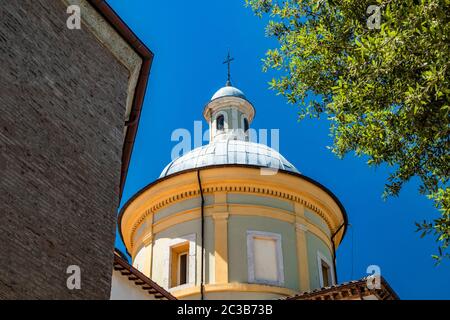 Die Kuppel der Kathedrale der Stadt Amelia, in Umbrien. Das Kruzifix auf der Oberseite. Die römisch-gotische Kirche von Sant'Agostino. Stockfoto