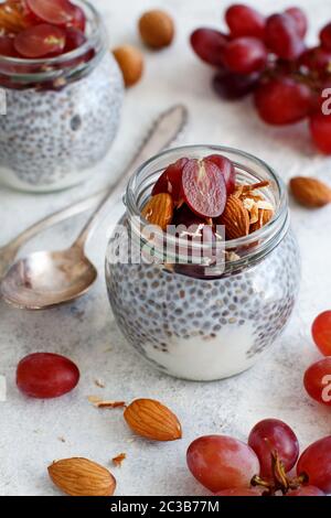 Chia Pudding-Parfait mit roten Trauben und Mandeln schließen sich an Stockfoto