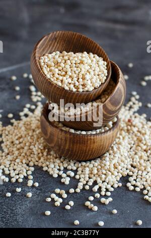 Raw weißen Sorghum Getreide in Schalen auf einem grauen Tabelle Stockfoto