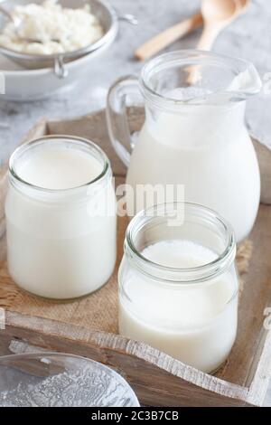 Gegorene Getränk Kefir in kleinen Flaschen und kefir Körner auf einem weißen Hintergrund Nahaufnahme Stockfoto