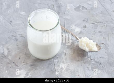Gegorene Getränk Kefir in kleinen Flasche und kefir Körner auf einem weißen Hintergrund Nahaufnahme Stockfoto
