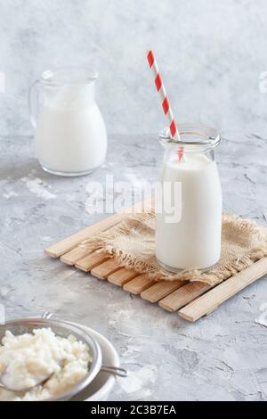 Gegorene Getränk Kefir in kleinen Flaschen und kefir Körner auf einem weißen Hintergrund Nahaufnahme Stockfoto