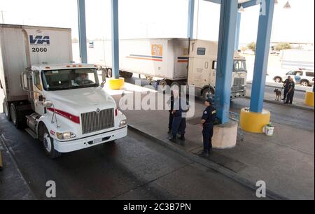 Laredo, Texas, USA, 2012: Tausende von Lastwagen fahren täglich von Mexiko in die USA über die Welthandelsbrücke, den größten Handelshafen entlang der Grenze zwischen Texas und Mexiko. In einer US-Zoll- und Grenzschutzstation auf der Brücke überprüfen Beamte den Truck mit Hilfe ausgebildeter Hunde auf mögliche Drogen oder andere in den Fahrzeugen versteckte Schmuggelware. ©MKC / Daemmrich Photos Stockfoto