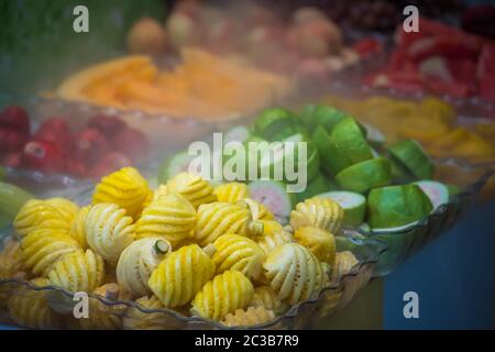 Frisch geschnittenes, köstliches saftiges Obst zum Verkauf auf dem Markt in China Stockfoto