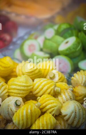 Frisch geschnittenes, köstliches saftiges Obst zum Verkauf auf dem Markt in China Stockfoto
