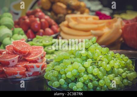 Glasschüsseln mit frisch geschnittenen, saftigen Früchten, die in China auf dem Markt erhältlich sind Stockfoto