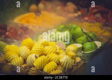 Frisch geschnittenes, köstliches saftiges Obst zum Verkauf auf dem Markt in China Stockfoto