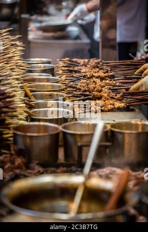 Fleischportionen auf Holzstäben, bereit zum Grillen auf der Straße im muslimischen Viertel, Xian Stadt, China Stockfoto