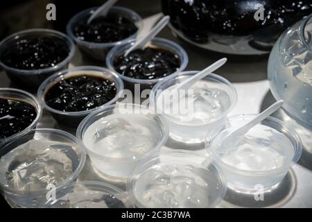 Transparente Schüsseln aus Kunststoff mit süßem Gelee chinesische Desserts auf einem Selbstbedienungsfrühstück in einem Restaurant Stockfoto