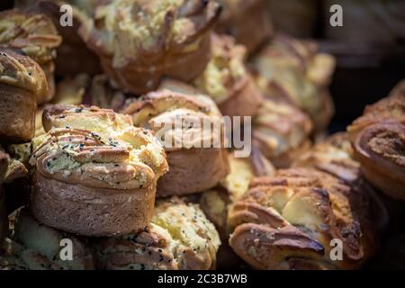 Großer Teller mit köstlichen kleinen süßen Brötchen und Kuchen in der Bäckerei in China Stockfoto