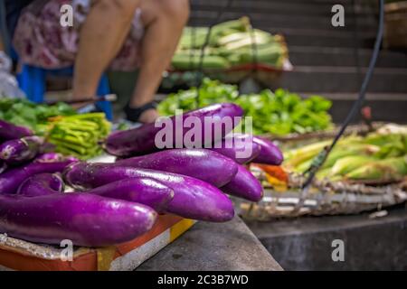 Pfahlreifen violetten Auberginen auf einem Markt für Straßenbauernbetriebe in China zu verkaufen Stockfoto