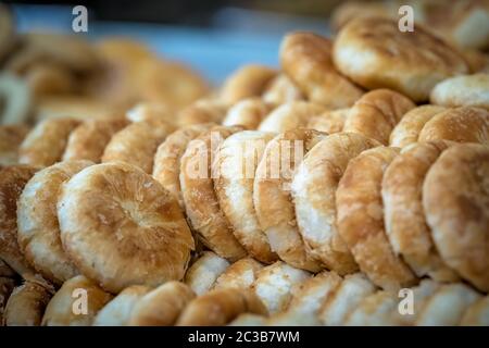 Großer Teller mit köstlichen kleinen süßen Bunsandkuchen in der Bäckerei in China Stockfoto