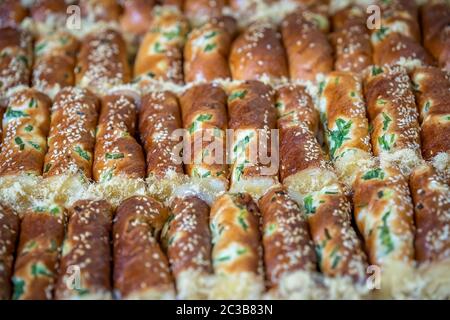 Großer Teller mit köstlichen Backwaren in der Bäckerei in China erhältlich Stockfoto