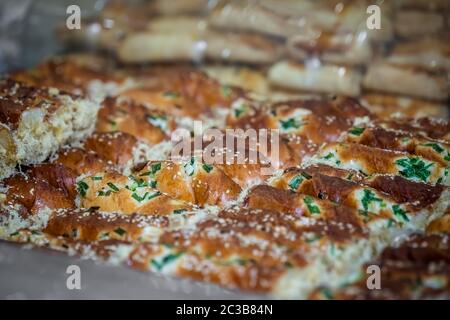 Großer Teller mit köstlichen Backwaren in der Bäckerei in China erhältlich Stockfoto