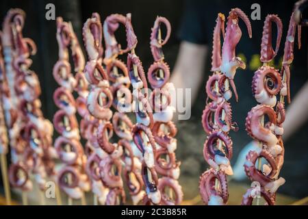 Baby-Tintenfisch-Fleisch auf Holzstäbchen, bereit zum Grillen auf der Straße im muslimischen Viertel, Xian Stadt, China Stockfoto