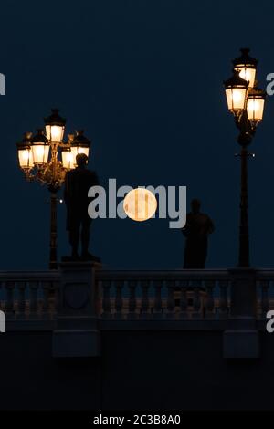 Mond über eine Brücke in der Nacht. Super Mond über der Brücke von Kunst in Skopje, Mazedonien. Stockfoto