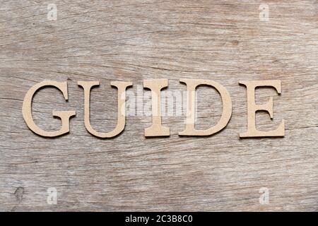 Alphabet Buchstaben in Wort Führer auf Holz Hintergrund Stockfoto