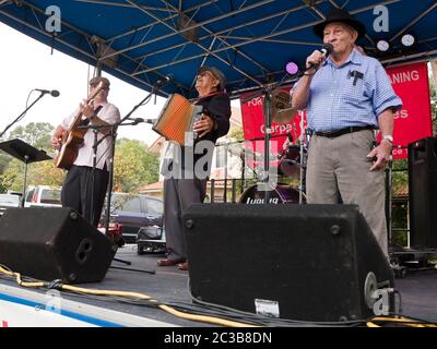 Tejano-Musikgruppe, darunter junge weiße Männer, ältere Mexikaner und Hispanikerinnen spielen auf einem Kirchenfest in Austin, Texas, 6. Oktober 2012. ©MKC / Daemmrich Fotos Stockfoto