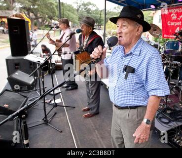 Tejano-Musikgruppe, darunter junge weiße Männer, ältere Mexikaner und Hispanikerinnen spielen auf einem Kirchenfest in Austin, Texas, 6. Oktober 2012. ©MKC / Daemmrich Fotos Stockfoto