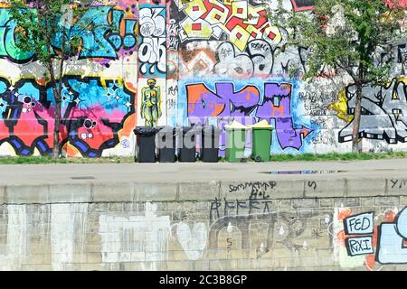 Wien, Österreich. Mülltonnen am Donaukanal in Wien. Stockfoto