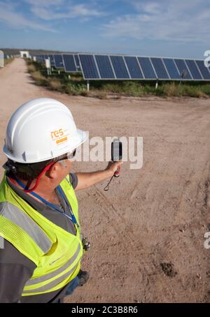 Manor Texas, USA, 2012: Techniker verwenden Wärmebildkameras zur Qualitätskontrolle und zur Überprüfung auf defekte Zellen auf der Webberville Solar Farm, dem größten aktiven Solarprojekt eines öffentlichen Energieversorgungsunternehmens im Land. Es verfügt über mehr als 127.000 Module und kann mehr als 61 Millionen kWh Strom erzeugen. ©MKC / Daemmrich Photos Stockfoto