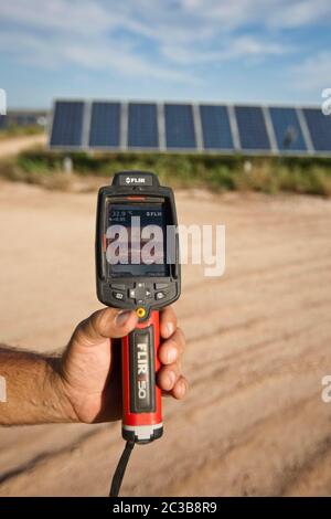 Manor Texas, USA, 2012: Techniker verwenden Wärmebildkameras zur Qualitätskontrolle und zur Überprüfung auf defekte Zellen auf der Webberville Solar Farm, dem größten aktiven Solarprojekt eines öffentlichen Energieversorgungsunternehmens im Land. Es verfügt über mehr als 127.000 Module und kann mehr als 61 Millionen kWh Strom erzeugen. ©MKC / Daemmrich Photos Stockfoto