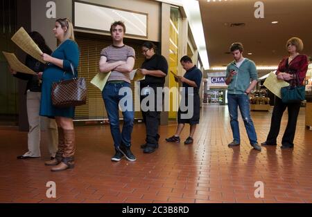 6. November 2012 Austin, Texas: Die Wähler sehen sich Beispielwahlzettel an, während sie darauf warten, ihre Stimme an einem Wahllokal in Travis County abzugeben. ©MKC / Daemmrich Photos Stockfoto