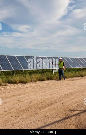 Manor Texas, USA, 2012: White Male verwendet Wärmebildkameras zur Qualitätskontrolle und zur Überprüfung auf defekte Zellen in der Webberville Solar Farm, dem größten aktiven Solarprojekt aller öffentlichen Energieversorger des Landes. Es verfügt über mehr als 127.000 Module und kann mehr als 61 Millionen kWh Strom erzeugen. ©MKC / Daemmrich Photos Stockfoto