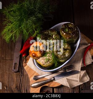 Gefüllte Paprika mit Bulgur, Zucchini und Schafskäse Stockfoto