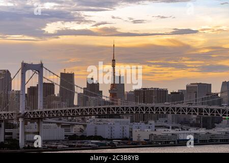 Luftaufnahme von Tokio skylines mit Rainbow Bridge und Tokyo Tower über die Tokyo Bay Sonnenuntergang Dämmerung von Odaiba in Tokyo City Kanto Japan. Stockfoto