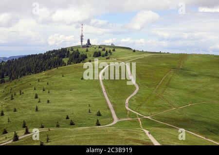 Feldberggipfel mit Wetterradarsystem im Friedrich-Luise-Turm und neuem Feldbergturm Stockfoto