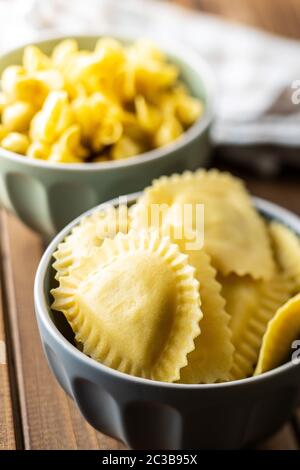 Italienische Teigwaren. Panzerotti-Pasta in der Schüssel auf Holztisch. Stockfoto