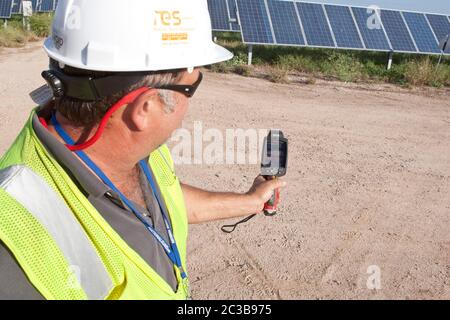 Manor Texas, USA, 2012: White Male verwendet Wärmebildkameras zur Qualitätskontrolle und zur Überprüfung auf defekte Zellen in der Webberville Solar Farm, dem größten aktiven Solarprojekt aller öffentlichen Energieversorger des Landes. Es verfügt über mehr als 127.000 Module und kann mehr als 61 Millionen kWh Strom erzeugen, Texas - 2012. ©MKC / Daemmrich Photos Stockfoto