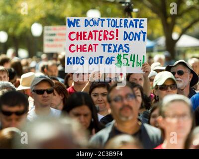 Austin Texas, USA, Januar 12 2013: Tausende von Fürsprechern öffentlicher Schulen marschieren während der Save Texas Schools Rally zum Texas Capitol. Eltern, Schüler und Erzieher sind besorgt über die gesetzlich vorgeschriebene Unterfinanzierung, die Überbewertung und die vorgeschlagenen Schulgutscheine. ©Marjorie Kamys Cotera/Daemmrich Photography Stockfoto