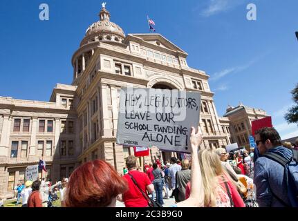 Austin Texas, USA, Januar 12 2013: Tausende von Fürsprechern öffentlicher Schulen marschieren während der Save Texas Schools Rally zum Texas Capitol. Eltern, Schüler und Erzieher sind besorgt über die gesetzlich vorgeschriebene Unterfinanzierung, die Überbewertung und die vorgeschlagenen Schulgutscheine. ©Marjorie Kamys Cotera/Daemmrich Photography Stockfoto