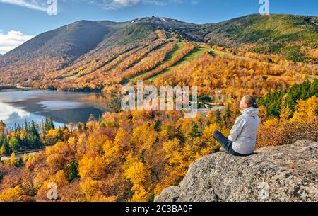 Frau wandern an Artist's Bluff im Herbst Stockfoto