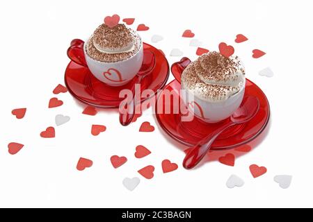 Valentine Expresso Sahne-Kaffees mit roten und weißen Herzen auf weißem Hintergrund Stockfoto