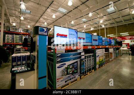 Cedar Park Texas, USA, November 22 2013: Flachbildfernseher erwarten die Käufer im neu eröffneten Costco Warehouse Club in einem schnell wachsenden Vorort Austin. ©Marjorie Kamys Cotera/Daemmrich Photography Stockfoto