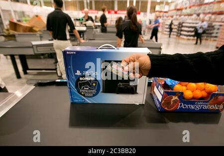 Cedar Park Texas, USA, November 22 2013: Der Kunde überreicht an der Kasse die Mitgliedskarte des neu eröffneten Costco Warehouse Clubs in einem schnell wachsenden Vorort in Austin. ©Marjorie Kamys Cotera/Daemmrich Photography Stockfoto