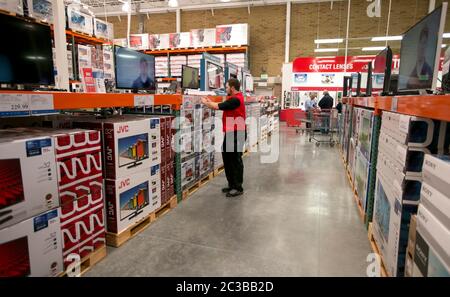 Cedar Park Texas, USA, November 11 2013: Mitarbeiter des Costco Warehouse Clubs halten Elektronikstapel ordentlich in einem neu eröffneten Geschäft in einem schnell wachsenden Vorort von Austin. ©Marjorie Kamys Cotera/Daemmrich Photography Stockfoto