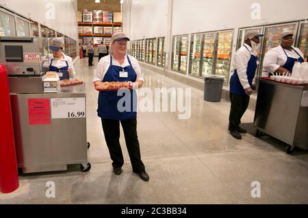 Cedar Park Texas, USA, November 22 2013: Mitarbeiter bieten kostenlose Kostproben im neu eröffneten Costco Warehouse Club in einem schnell wachsenden Vorort Austin an. ©Marjorie Kamys Cotera/Daemmrich Photography Stockfoto