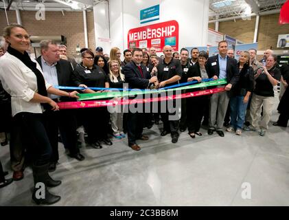 Cedar Park Texas USA, November 22 2013: Zeremonie zum Schneiden von Bändern im neu eröffneten Costco Warehouse Club in einem schnell wachsenden Vorort Austin. ©Marjorie Kamys Cotera/Daemmrich Photography Stockfoto