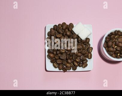 Kaffeebohnen und Zuckerwürfel zum Kochen Frühstück. Draufsicht. Flatlay Stockfoto