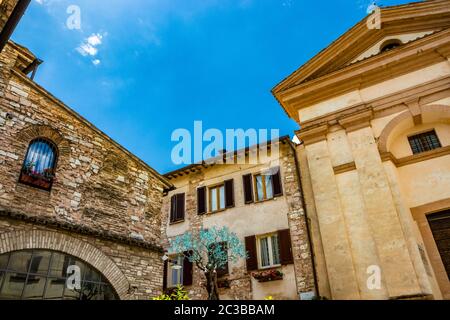 1. Juni 2019 - Spello, Perugia, Umbrien, Italien - die Tega Kapelle. Eine Kirche mit einem Tympanon und einer Holztür im historischen Zentrum. Stockfoto