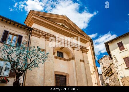 1. Juni 2019 - Spello, Perugia, Umbrien, Italien - EINE Kirche mit einem Tympanon und einer Holztür im historischen Zentrum. Stockfoto