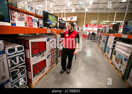 Cedar Park Texas, USA, November 11 2013: Mitarbeiter des Costco Warehouse Clubs halten Elektronikstapel ordentlich in einem neu eröffneten Geschäft in einem schnell wachsenden Vorort von Austin. ©Marjorie Kamys Cotera/Daemmrich Photography Stockfoto