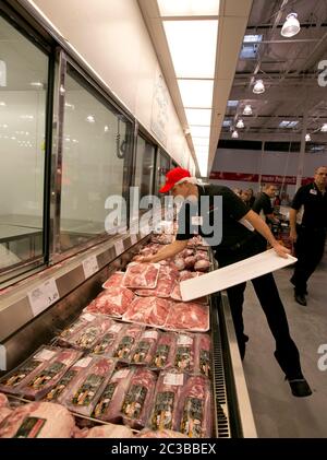 Cedar Park Texas, USA, November 22 2013: Mitarbeiter des Costco Warehouse Clubs führt frische Fleischprodukte in einem neu eröffneten Geschäft in einem schnell wachsenden Vorort Austin auf. ©Marjorie Kamys Cotera/Daemmrich Photography Stockfoto