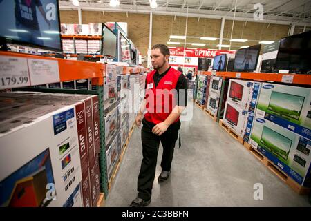 Cedar Park Texas, USA, November 11 2013: Mitarbeiter des Costco Warehouse Clubs halten Elektronikstapel ordentlich in einem neu eröffneten Geschäft in einem schnell wachsenden Vorort von Austin. ©Marjorie Kamys Cotera/Daemmrich Photography Stockfoto