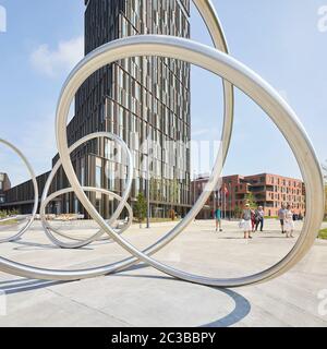 Öffentlicher Platz mit abstrakter Skulptur. Hotel Alsik, Sønderborg, Dänemark. Architekt: Henning Larsen, 2019. Stockfoto